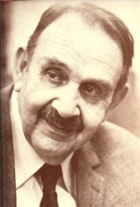 Nicht nur mit einem Lächeln durchs Leben, sondern stets auch ein bisserl den Schalk im Nacken - das war der unvergleichliche Fritz Eckhardt. Foto: Fritz Eckhardt / Sammlung oepb