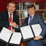 Zusammenarbeit vereinbart: Wolfgang Niersbach vom Deutschen Fußball-Bund und Generalsekretär Sayan Khamitzhanow (rechts) aus Kasachstan. Foto: Bongarts/Getty Images