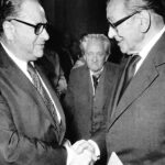 torberg2 Am 16. Oktober 1979 ... wird der ,Große Österreichisches Staatspreis für Literatur´ an Friedrich Torberg (rechts) verliehen. Bundeskanzler Dr. Bruno Kreisky gratuliert herzlichst. Foto: www.wien.gv.at
