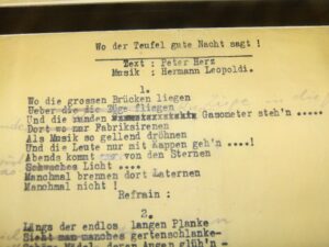 Zahlreiche originale Textmanuskripte sind in Vitrinen ausgestellt. 