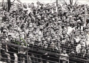 26.000 Zuschauer kamen am 29. Oktober 1978 zum 1 : 2 gegen Austria Wien. Der Fan-Block des SK VÖEST war damals noch in der Kurve angesiedelt. Der SK VÖEST ging mit seinem Jung-Trainer Ferdinand Milanovich als Tabellenführer in dieses Spiel.
