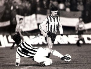 Frane Poparic setzt im Linzer Derby zu einem abermaligen Solo an. Karl Meister (Nr. 8, LASK) wirft sich ihm erfolglos entgegen. Kurios war, dass beide Vereine in gestreiften Trikots aufliefen - die VÖEST schwarz und dunkelblau, der LASK schwarz und weiß. Foto: privat