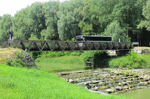Blick auf die Bundesheer-Behelfsbrücke, errichtet von den Melker Pionieren, über den Melkfluss. Foto: oepb