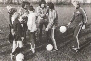 Bereits 1980, als 25-jähriger, bewies Didi Constantini gutes Geschick im Umgang mit der fußballbegeisterten Jugend. Hier mit seinen LASK-Kollegen (von links) Uwe Gayer, Erwin Höld (verdeckt), Edi Krieger und Jupp Bläser. Foto: Erwin H. Aglas / oepb
