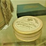 Friedrich Torberg beschreibt in “Urbis Conditor – Der Stadtzuckerbäcker” sehr lebhaft die “... kleinen, runden Pappschachteln mit der Hoflieferanten-Etikette ...”, die man heute noch im Demel-Museum bestaunen kann. Foto: Demel