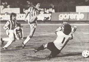 Den Ball perfekt getroffen, das Leder saust für Torhüter Hans Berger unhaltbar ins Netz. Wolfgang Nagl (Bildmitte) als knallharter Vollstrecker. Hier anhand einer Spielszene vom 28. September 1984. Links im Bild: Erwin Höld. Aus LASK gg. SV Austria Salzburg, 3 : 1 (2 : 0) vor 3.500 Zuschauern im Linzer Stadion. Foto: © oepb