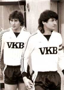 ... sowie als LASK-Kapitän Kurt (rechts) und Wolfgang im Frühjahr 1984 im Linzer Stadion. Beide Fotos: © oepb