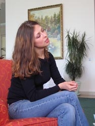 Julia Jusik, die mit ihrem Buch über die Selbstmordattentäterinen in Tschetschenien für Aufsehen sorgte, kam zu einer ausgedehnten Pressereise nach Österreich und Deutschland. Hier beim beim ORF-Interview im Mörwald Fontana. Interessierte Gäste hatten die Möglichkeit, mit der jungen Moskauer Journalistin über ihre Recherchen in Tschetschenien zu reden und mehr über die traurigen Schicksale der Kamikaze-Frauen zu erfahren.