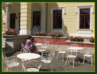 Der Nachmittags-Kaffee, genossen auf der Schloßterrasse, schenkt einen herrlichen Blick über die wundervollen Parkanlagen.