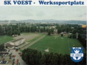 SK VÖEST-Werkssportplatz Eine Din A6-Postkarte vom Sportplatz mit einer Aufnahme aus dem Jahre 1998 ist zum Preis von EUR 1,- über aglas@oepb.at zu beziehen.