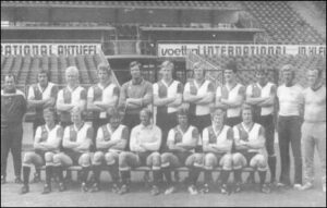 Mannschaftsfoto Feyenoord Rotterdam 1976/77. Willy Kreuz sitzend der Dritte von links.