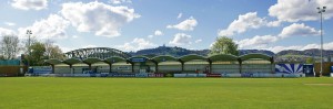 Panorama-Blick auf die seit 1994 bestehende Haupttribüne im Linzer Donaupark-Stadion - im Hintergrund die Eisenbahnbrücke und der Pöstlingberg. Foto: berndpeta.at