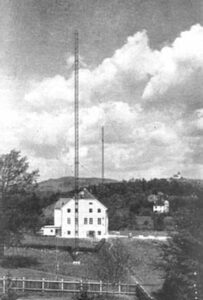 radio Der Linzer Sender nach seiner Fertigstellung 1928. Im Hintergrund erkennt man den Pöstlingberg