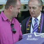 FAK AG-Vorstand Thomas Parits (rechts) gratuliert Herbert Prohaska mit einer violetten Torte.