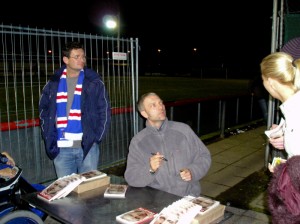  Im Donaupark beim FC Blau-Weiß Linz war Jürgen Müller oft ein gern gesehener Gast. Hier signiert er sein Buch "Bösartig". Foto: skv-neverforget.at