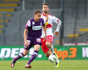 Georg Margreitter (links) schirmt den Ball geschickt vor dem heranbrausenden Stefan Maierhofer (Salzburg) ab. Foto: GEPA