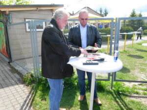 P1030023 Willi Kreuz, links, im Gespräch mit dem oepb.