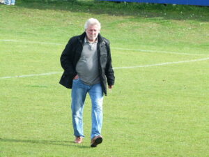 P1030037 Der Trainer ist der Star. SV Donau, Admira Wien, Sparta sowie Feyenoord Rotterdam, SK VÖEST Linz und SC Eisenstadt waren seine Stationen als Aktiver. Heute vermittelt Willi Kreuz seine Erfahrungen den jungen ASK-Spielern aus Bad Vöslau.