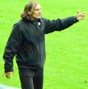 Er fühlte sich von seiner Mannschaft im Regen stehen gelassen. Vienna-Coach Alfred Tatar. 