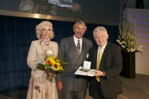 V.l.: Nora und Christian Trierenberg, LH Dr. Josef Pühringer. Foto: TANNPAPIER