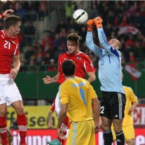   Janko und Arnautovic beschäftigen Anatoli Bogdanov und Andrei Sidelnikov. Foto: GEPA