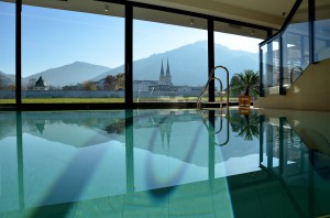 Bild3 Das älteste Kloster der Steiermark spiegelt sich im Hallenbad des ****Hotels. Foto: Medienmanufaktur Admont/Ernst Reichenfelser