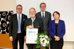 Preisverleihung Der Ausgezeichnete Kurt Neuhauser (mit Urkunde) und Sohn Stefan (links im Bild. Foto: TULIKIVI