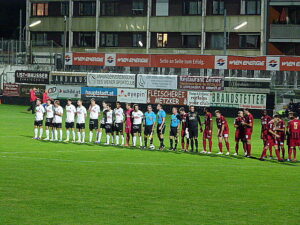 Traditions-Teams in Traditions-Farben. Schwarz-Weiße Dornbacher gegen Rot-Schwarze Simmeringer.