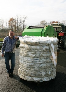ECOTHERM_Recycling Eduard Bumberger, Gruppenleiter Anlagenbau bei ECOTHERM in Hartkirchen, hat eine „oberösterreichische Lösung“ für das Recycling der Abfälle bei der Isolierproduktion gefunden: ein Traktor presst die Faservliesisolierungsreste zu Ballen. Foto: ECOTHERM
