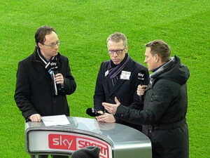 Austria-Trainer Peter Stöger (Bildmitte), sowie RAPID-Legende Andreas Herzog (rechts) fachsimpelten bereits vor dem Spiel am sky-Pult. Foto: oepb