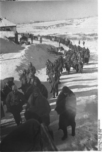 403px-Bundesarchiv_Bild_183-E0406-0022-010,_Kolonne_deutscher_Kriegsgefangener Gefangene am Weg in die Kriegsgefangenschaft. Foto: Allg. Deutscher Nachrichtendienst