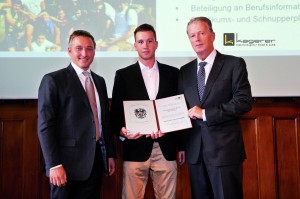 Staatliche Auszeichnung_Elektro-Kagerer Staatliche Auszeichnung für Elektro-Kagerer. V.l.: Lehrlingsbeauftragter Stefan Viehböck, Lehrling Rene Hirschmann, Bundesminister Dr. Reinhold Mitterlehner. Foto: Elektro-Kagerer
