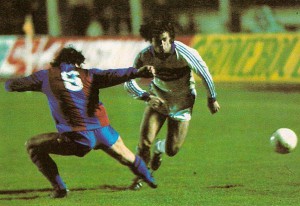 Gerhard Steinkogler (rechts) gegen Jose Ramon Alexanko (Nr. 6) bei einem seiner dynamischen Vorstöße vom Hinspiel in Wien. Foto: privat/oepb