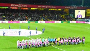 Die Gäste aus Innsbruck links im Bild, sowie der Hausherr in Violett. Foto: oepb