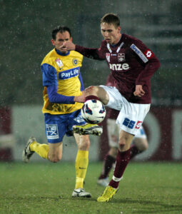Der Slowene David Poljanec in Reihen des FC Blau-Weiß Linz (roter Dress) vergab den Matchball. Foto: Bernd Speta