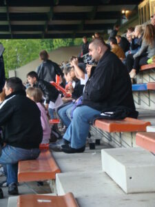 Besucher auf der Haupttribüne der Hohen Warte bei einem Vienna-Match. Foto: oepb