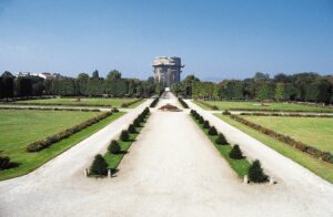 Der Augarten - Parterre-Blick mit Flakturm - ist Wiens ältester erhaltener Barockgarten. Durch Kaiser Ferdinand III. im Jahre 1650 errichtet, wurde er 1712 im Auftrag von Kaiser Karl VI. durch Jean Trehet in seiner heutigen Form auf 52,2 ha gestaltet. Foto: Michalski 