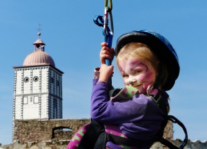 Die kleine Luise aus St. Pölten beim Erklimmen der Kletterwand im historischen Garten der Schallaburg. Foto: Pressefoto Lackinger