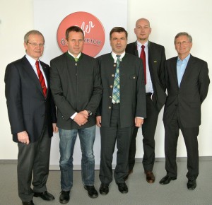 v.l.: Mag. Karl Pramendorfer (OÖ. Tourismus), Bgm. Rudolf Raffelsberger (Verein Almtal), Christian Steinhäusler (MTV Almtal), Stefan Schimpl (MTV Almtal) und Josef Mittermeier (Verein Almtal) präsentieren neue Tourismusprojekte im Almtal. Foto: OÖ. Tourismus 