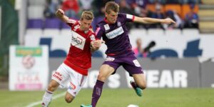 Alexander Grünwald (FAK, rechts) setzt sich energisch gegen Thomas Hinum (SV Ried) durch. Foto: GEPA