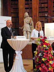 Ausstellungs-Kurator und Kunsthistoriker Dr. Hannes Etzlstorfer, sowie die Generaldirektorin der Österreichischen Nationalbibliothek Dr. Johanna Rachinger im Zuge der Ausstellungs-Eröffnung. Foto: oepb