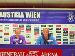 Peter Stöger (links) und Heimo Pfeifenberger bei der Pressekonferenz nach dem Spiel. Foto: oepb