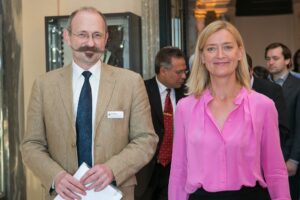 Univ.-Prof. Dr. Bernhard Palme, Direktor der Papyrussammlung und des Papyrusmuseums und Dr. Johanna Rachinger, Generaldirektorin der Österreichischen Nationalbibliothek, freuen sich über die Förderung der Mellon Foundation. Foto: ÖNB