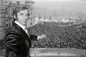 Der von den Olympischen Spielen ausgeschlossene Karl Schranz am Bundeskanzleramt-Balkon am Wiener Ballhausplatz. Foto: Fritz Kern, 8. Feber 1972 