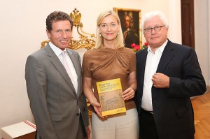 V.l.: Dr. Karlheinz Töchterle, Bundesminister für Wissenschaft und Forschung; Dr. Johanna Rachninger, Generaldirektorin Österreichische Nationalbibliothek; Dr. Wilfried Seipel, Generaldirektor i.R. des Kunsthistorischen Museums anläßlich der Eröffnung am 13. Juni 2013. Foto: Österr. Nationalbibliothek/APA-Fotoservice/Hinterramskogler