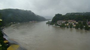 Blick auf die Franz Josefs-Warte (links oben) und die Urfahrwänd (rechts). Von stromaufwärts aus Passau schwimmt nichts Gutes nach Linz. Foto: oepb