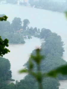 Wassermassen, soweit das Auge reicht. Der gestrige Blick vom Leopoldsberg in Richtung Klosterneuburg verhieß nichts Gutes. Foto: oepb 