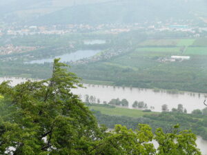 Die Wehr der Neuen Donau bei Langenzersdorf wurde geöffnet und das vermehrte Wasseraufkommen umgeleitet. Im Hintergrund erstreckt sich das Erholungsgebiet Seeschlacht. Foto: oepb