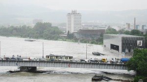 Der Verkehr über die Nibelungenbrücke kam heute oftmals zum Erliegen. Blick auf Lentos (Vordergrund, rechts), Brucknerhaus und Arcotel. Foto: oepb
