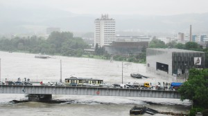 Der Verkehr über die Nibelungenbrücke kam heute oftmals zum Erliegen. Blick auf Lentos (Vordergrund, rechts), Brucknerhaus und Arcotel. Foto: oepb  